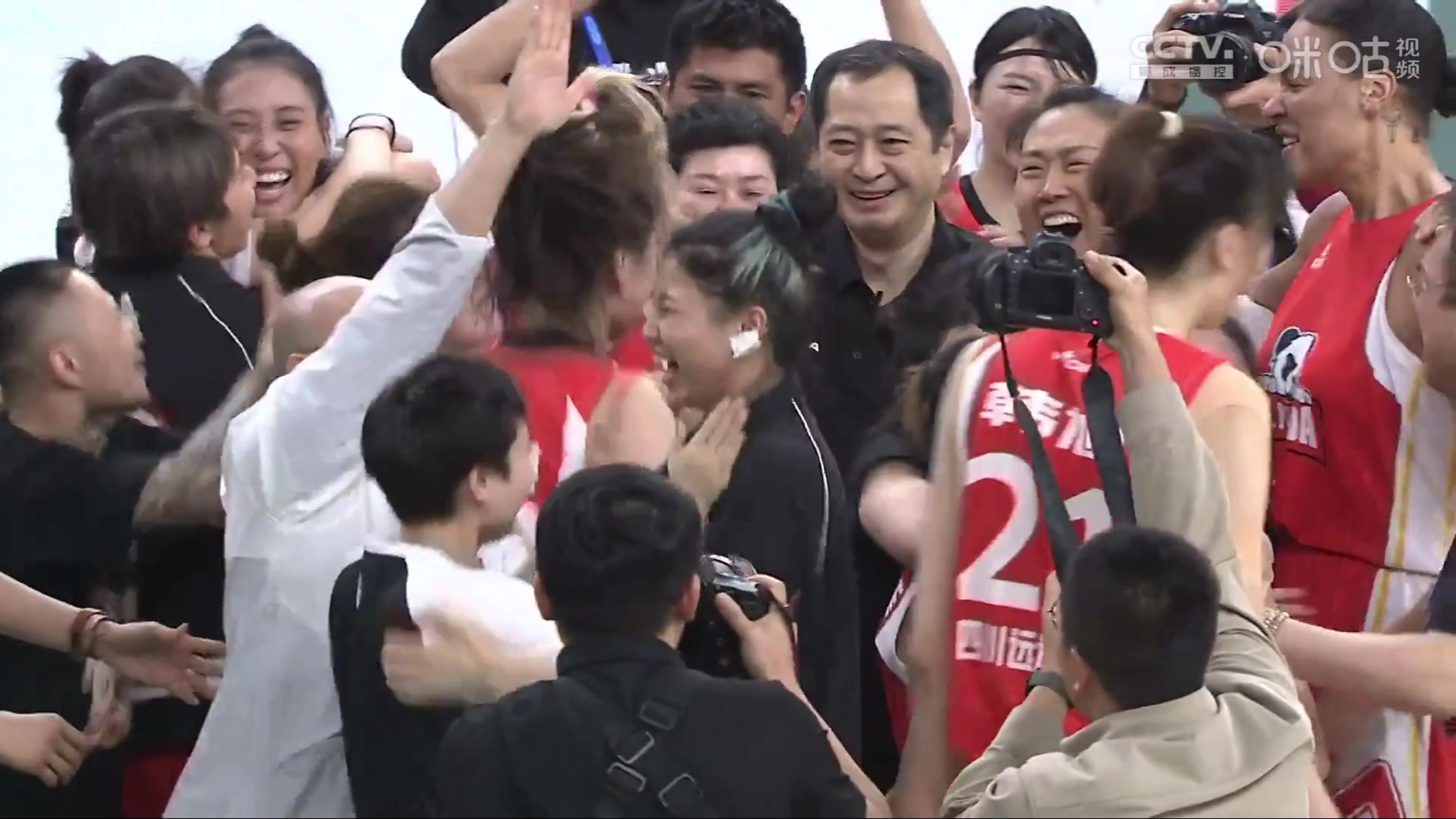 昨晚四川女篮夺冠，一位嘉宾庆祝时过于兴奋拍打韩旭力气过大，让韩旭有些生