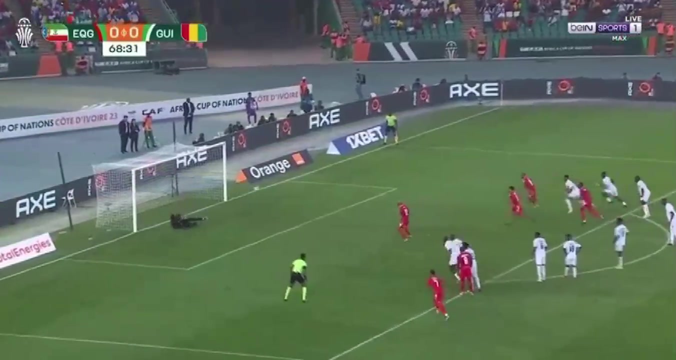 赤道几内亚球员点球中柱，场边教练直接惊呆成表情包